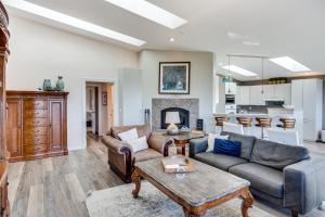 Kuchyň nebo kuchyňský kout v ubytování Fish From Your Back Yard! Ocean & Bay View! Hot Tub! Red Door House