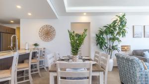 a kitchen and dining room with a table and chairs at Encantame Towers Viento 1002 in Playa Encanto