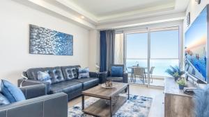 a living room with a couch and a table at Encantame Towers Viento 1103 in Playa Encanto