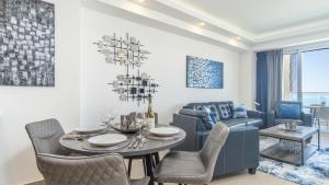a dining room with a table and chairs at Encantame Towers Viento 1103 in Playa Encanto