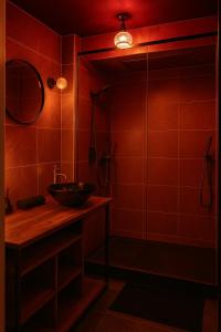 Koupelna v ubytování Le baiser 2 Love room du plaisir interdit + 10 fotografií