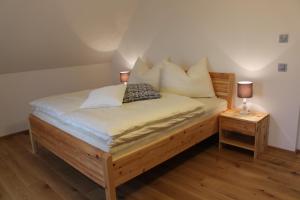 ein Schlafzimmer mit einem Bett mit zwei Lampen in der Unterkunft Weingartenhaus in Leutschach