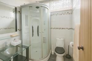 a bathroom with a shower and a toilet and a sink at Acogedora suite privada en Urdesa Central, Guayaquil in Guayaquil