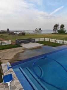 une grande piscine bleue à côté de l'océan dans l'établissement LUX IN THE AIR - An Elevated Experience on the Vaal Dam, à Denysville