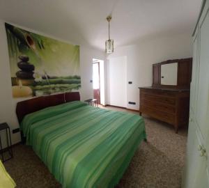 Un dormitorio con una cama, una cómoda y un espejo. en Cà Giaculn, 