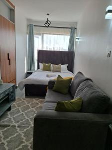 Postel nebo postele na pokoji v ubytování The Nest cozy stays