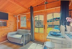 Posezení v ubytování Dinocamp