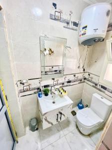une salle de bain avec toilettes et lavabo dans l'établissement Moonlight golf view, au Caire