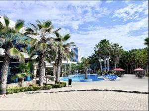 a resort with a pool and palm trees at Suite Exclusiva detrás del Decameron Punta Centinela 9F in Punta Blanca