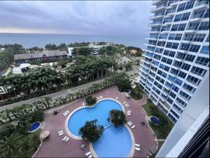 an overhead view of a large swimming pool in a resort at Suite Exclusiva detrás del Decameron Punta Centinela 9F in Punta Blanca