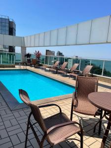 Bazén v ubytování Praia do Canto Apart Hotel - Vista para o Mar 102A nebo v jeho okolí