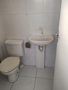 Et badeværelse på Apartamento Salinas COP30