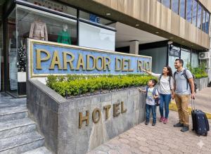 イラプアトにあるParador del Río Irapuatoのホテルの前に立っている男性と女性と子供