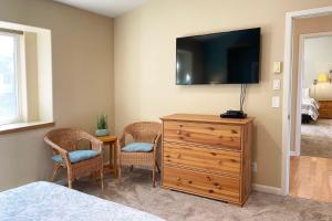 TV a/nebo společenská místnost v ubytování Beautiful Ocean Front Home! Sweeping Ocean Views! Pacific Sands