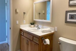 Koupelna v ubytování Beautiful Ocean Front Home! Sweeping Ocean Views! Pacific Sands + 23 fotografií