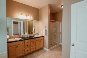 un baño con dos lavabos y una ducha en Fabulous Ocean Views! Miles of Sandy Beach! OurSandCastle, en San Marine