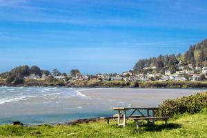 Una mesa de picnic sentada al borde de una playa en Fabulous Ocean Views! Miles of Sandy Beach! OurSandCastle, en San Marine