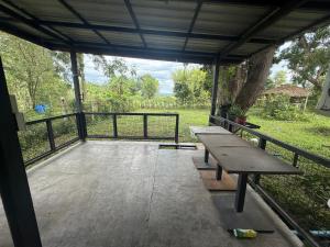 Balkón nebo terasa v ubytování รุ้งรวีรีสอร์ท4