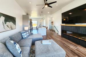 TV a/nebo společenská místnost v ubytování New Townhouse! Hot Tub! Dog Friendly! Short Walk to the Beach! Rainshadow Retreat