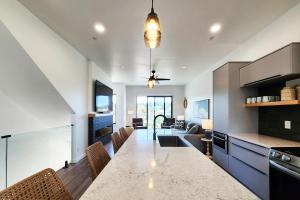 Kuchyň nebo kuchyňský kout v ubytování New Townhouse! Hot Tub! Dog Friendly! Short Walk to the Beach! Rainshadow Retreat