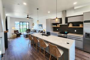 Kuchyň nebo kuchyňský kout v ubytování New Townhouse! Hot Tub! Dog Friendly! Short Walk to the Beach! Rainshadow Retreat + 15 fotografií