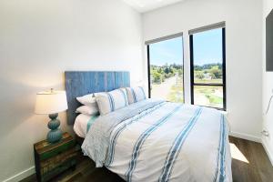 Postel nebo postele na pokoji v ubytování New Townhouse! Hot Tub! Dog Friendly! Short Walk to the Beach! Rainshadow Retreat