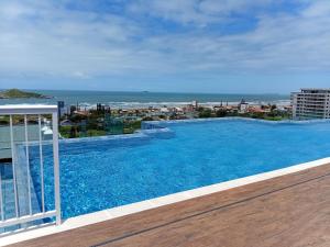 Bazén v ubytování Estúdio em Cond. c/ Pisc. a 550m Praia TOR0407 nebo v jeho okolí