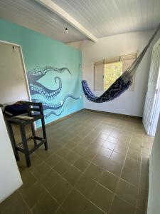 um quarto com uma rede de descanso na parede em Apto Centro Pipa em Pipa