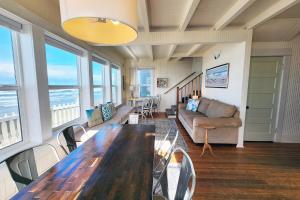 Posezení v ubytování Ocean Front Nye Beach House! Hot Tub! Dog Friendly!