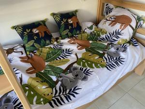 Una cama con un montón de animales de peluche. en Le petit paradis de Valentin, en Argelès-sur-Mer 61 fotos más