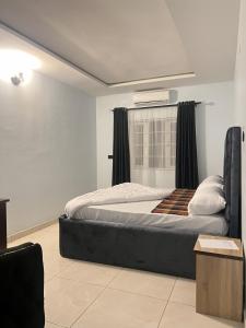 MamaにあるM3 Suitesの窓のある大きなベッドのある寝室