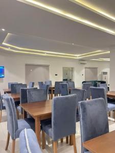 MamaにあるM3 Suitesのカンファレンスルーム(テーブル、椅子、ホワイトボード付)