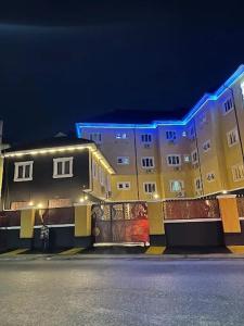 MamaにあるM3 Suitesの夜間の青い灯りが灯る建物