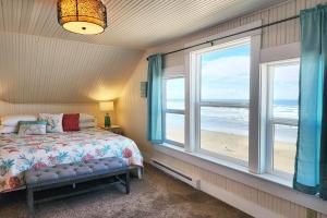 Postel nebo postele na pokoji v ubytování Ocean Front Nye Beach House! Hot Tub! Dog Friendly!