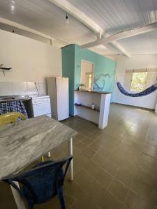 uma cozinha com uma mesa e uma bancada em Apto Centro Pipa em Pipa