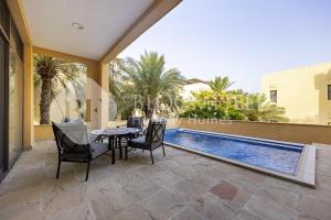 Bazén v ubytování Bloomfields 3Br Villa Mina AlFajer with private pool nebo v jeho okolí