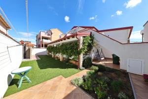 an image of a backyard with a lawn at Apartments Miljenka in Nin