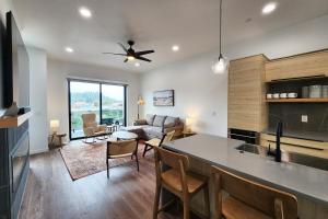 Kuchyň nebo kuchyňský kout v ubytování New Townhome! Hot Tub! Dog Friendly! Short Walk to Beach! Northern Lights + 13 fotografií