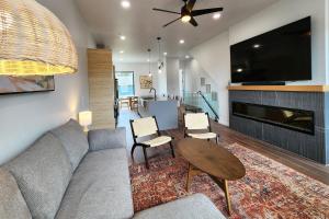 TV a/nebo společenská místnost v ubytování New Townhome! Hot Tub! Dog Friendly! Short Walk to Beach! Northern Lights