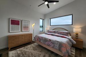 Postel nebo postele na pokoji v ubytování New Townhome! Hot Tub! Dog Friendly! Short Walk to Beach! Northern Lights