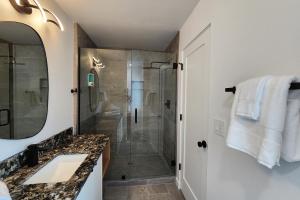 Koupelna v ubytování New Townhome! Hot Tub! Dog Friendly! Short Walk to Beach! Northern Lights