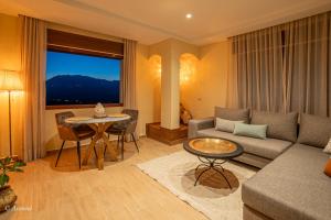 un salon avec un canapé et une table dans l'établissement Ain Chaouen, à Chefchaouen