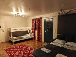 - un salon avec un canapé et des lits superposés dans l'établissement Villa in Lehtikangas, à Rovaniemi 26 autres photos