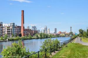 una vista de un río con una ciudad en el fondo en Les Lofts du Centre by Simplissimmo, en Montreal