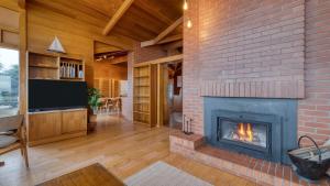 TV a/nebo společenská místnost v ubytování Oceanfront Home w Outdoor Dining 2 Firepits Steps to Beach Salish Sea Escape by AvantStay