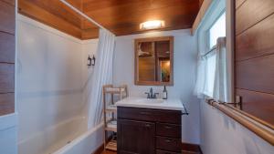 Koupelna v ubytování Oceanfront Home w Outdoor Dining 2 Firepits Steps to Beach Salish Sea Escape by AvantStay + 35 fotografií