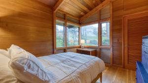 Postel nebo postele na pokoji v ubytování Oceanfront Home w Outdoor Dining 2 Firepits Steps to Beach Salish Sea Escape by AvantStay