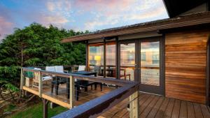 Balkón nebo terasa v ubytování Oceanfront Home w Outdoor Dining 2 Firepits Steps to Beach Salish Sea Escape by AvantStay