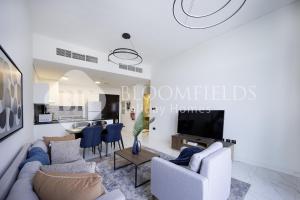 TV a/nebo společenská místnost v ubytování Boomfields Iconic 2Br In The Gate Masdar