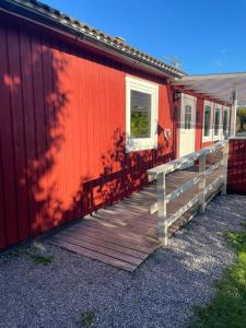 Το κτήριο όπου στεγάζεται  η παραθεριστική κατοικία